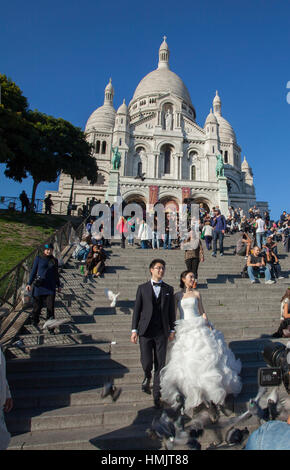 Coppie in viaggio di nozze al Sacre Coeur a Parigi Foto Stock