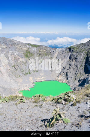 Caldera con il verde del lago del cratere, il vulcano di Irazu, Vulcano di Irazu National Park, Cartago Provincia, Costa Rica Foto Stock