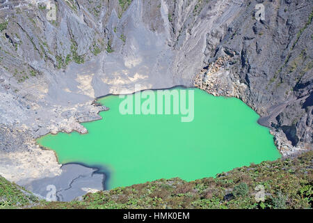 Caldera con il lago cratere verde, il vulcano Irazu, il Parco Nazionale del vulcano Irazu, la Provincia di Cartago, Costa Rica Foto Stock