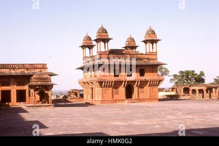 Vista del chhatri-cupola Diwan-i-Khas sala delle udienze private, sul tetto cortile del royal enclave della città di Fatehpur Sikri, Agra distretto di Uttar Pradesh, India, novembre 1973. (Foto dalla collezione di Morse/Gado/Getty Images). Foto Stock