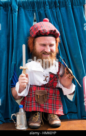 Funny Edinburgh Fringe performer di High Street divertente la folla. Foto Stock