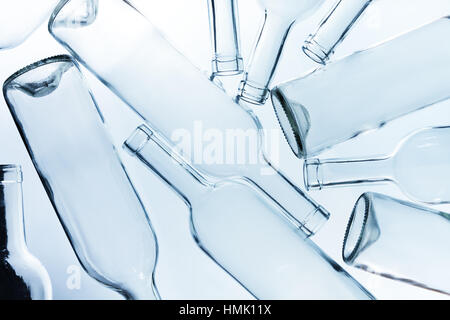 Grande cumulo di bottiglie di vino vuote senza etichette Foto Stock