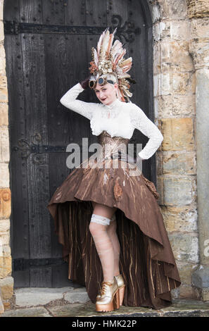 'Steam Punk' donna in posa sulla strada di ciottoli a Goth weekend a Whitby Yorkshire. Foto Stock