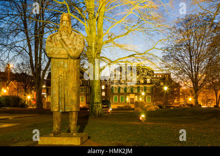 Il Engels Memorial è una statua in bronzo del filosofo tedesco e rivoluzionario comunista Friedrich Engels. Esso si trova in Germania, Wuppertal Bar Foto Stock