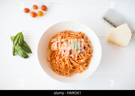 Pomodoro Pasta laici piatta su sfondo bianco Foto Stock