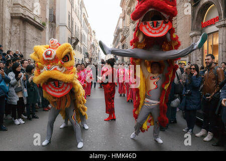 Roma, Italia - 28 Gennaio 2017: celebrazione del nuovo anno cinese a Roma l'anno del gallo. Processione con draghi e musicisti femmina. Foto Stock