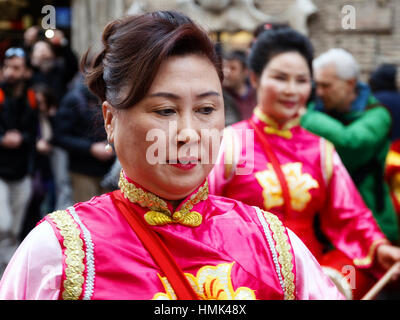 Roma, Italia - 28 Gennaio 2017: celebrazione del nuovo anno cinese a Roma l'anno del gallo. Donna cinese in abito tradizionale Foto Stock