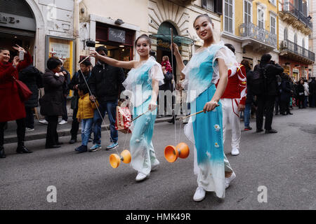 Roma, Italia - 28 Gennaio 2017: celebrazione del nuovo anno cinese a Roma l'anno del gallo. Giocoliere con yo-yo Foto Stock