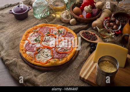 Una deliziosa pizza italiana servita su un letto di sacco Foto Stock