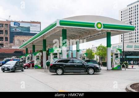 Il piazzale antistante di un garage BP a Chicago, Stati Uniti d'America. Foto Stock