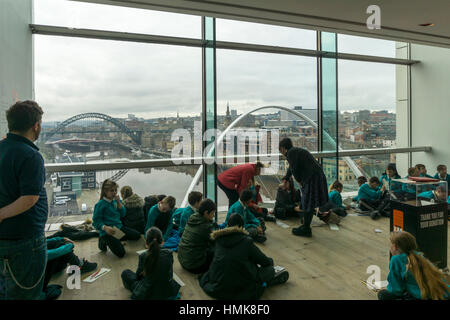 Scolari godendo la vista dalla casella di visualizzazione al quarto piano del Baltic Centre for Contemporary Art di Gateshead.. Foto Stock