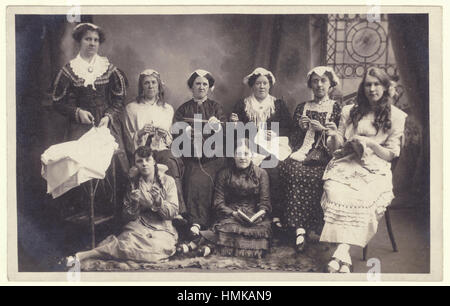 Divertente cartolina dello studio girato del cerchio creativo dell'artigianato delle donne edoardiane nel 1900, possibilmente in abito di fantasia del Victorian Times, Inghilterra Regno Unito Foto Stock