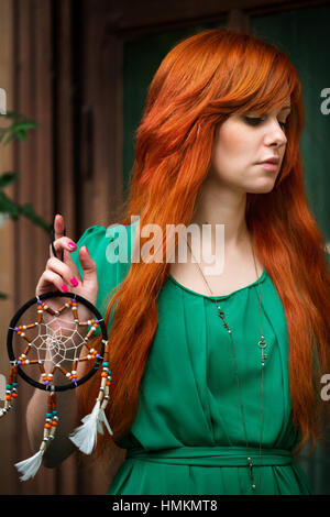 Giovane bella capelli rossi donna in posa di luogo abbandonato, close-up verticale Foto Stock