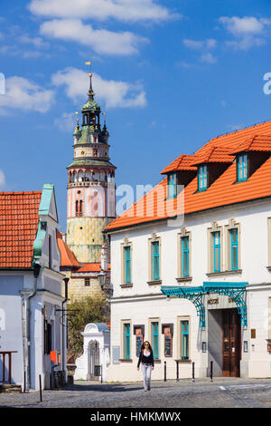 Cesky Krumlov, Boemia, Repubblica Ceca. Street view con il castello di torre rotonda in background. Foto Stock