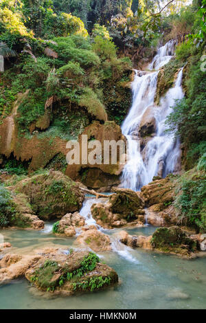 Kuang Si cascate, 29 km a sud di Luang Prabang, Laos, sud-est asiatico Foto Stock