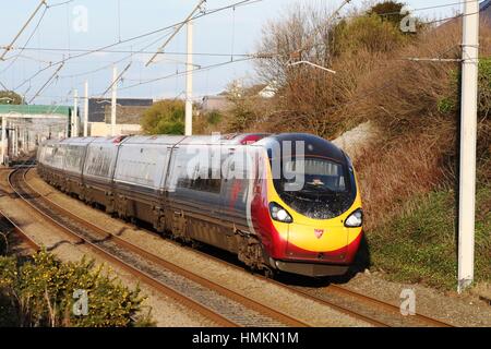 Il Pendolino elettrico unità multiple di treno sulla WCML presso Banca Hest in Lancashire con un Edimburgo a Londra in treno in febbraio 2017. Foto Stock