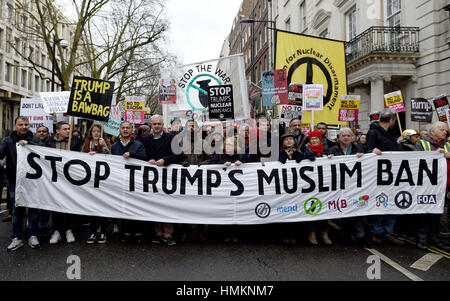 I dimostranti marzo a Downing Street, come segno di protesta contro il presidente statunitense Donald Trump il divieto di viaggio. Foto Stock