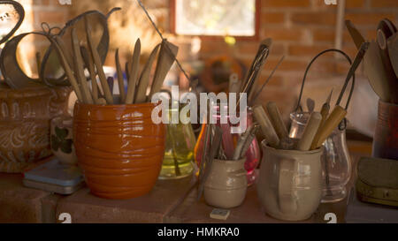Set di strumenti in un laboratorio di ceramica Foto Stock