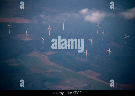 Blick aus einem Flugzeug auf Windkraftanlagen. Foto Stock