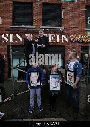 Sinn Fein leader Gerry Adams (destra) parla durante un evento commemorativo a Sinn Fein cade della sede stradale per ricordare tre Partito dei lavoratori che sono stati uccisi in ufficio 25 anni fa. Foto Stock