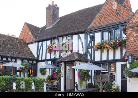 Xvii secolo White Horse Inn, Shere Lane, Shere, Surrey, England, Regno Unito Foto Stock