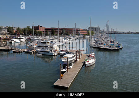 Costituzione Marina visto dalla Charlestown Bridge (North Washington Street Bridge) a Boston, Massachusetts, Stati Uniti. Foto Stock