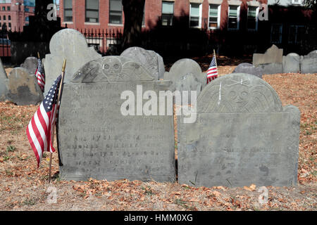 Lapide tipica con bandiera americana in Copp sulla collina di massa di seppellimento di Boston, Massachusetts, Stati Uniti. Foto Stock