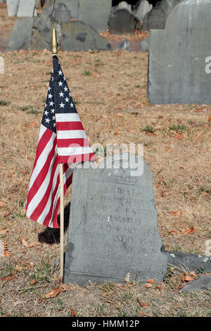 Lapide tipica con bandiera americana in Copp sulla collina di massa di seppellimento di Boston, Massachusetts, Stati Uniti. Foto Stock