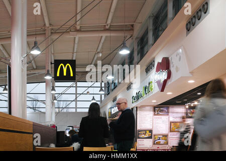 McDonald's, stazione di servizio M6, Norton Caanes, vicino a Birmingham. Foto Stock