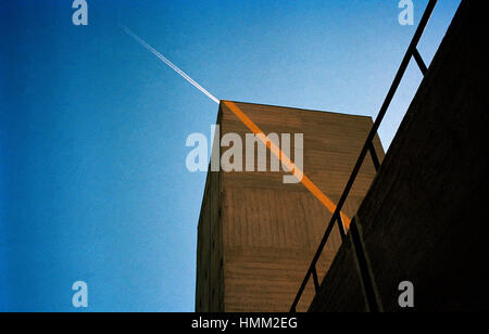 Artwork da Felice Varini al Unite d'Habitation a Marsiglia in Provenza in Francia. Edificio Brutalist di Le Corbusier Foto Stock