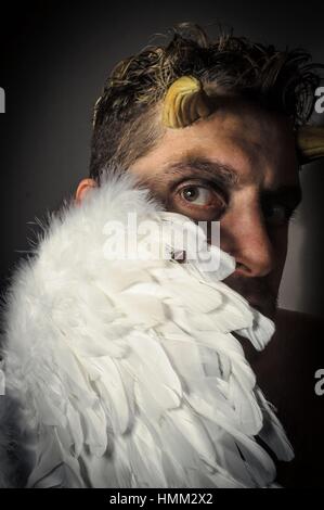 Angelo caduto satana con feathered ali e illuminazione soffusa Foto Stock