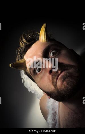 Angelo caduto satana con feathered ali e illuminazione soffusa Foto Stock
