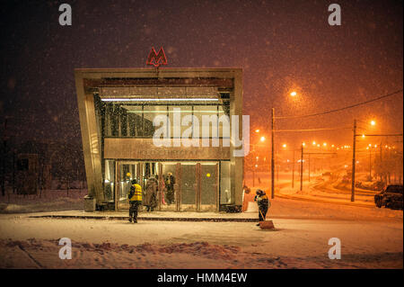 Vista dell'ingresso alla stazione della metropolitana Novoyasenevskaya nella città di Mosca durante una nevicata, Russia Foto Stock