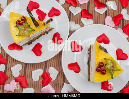 San Valentino cheesecake con frutti di bosco e i cuori Foto Stock