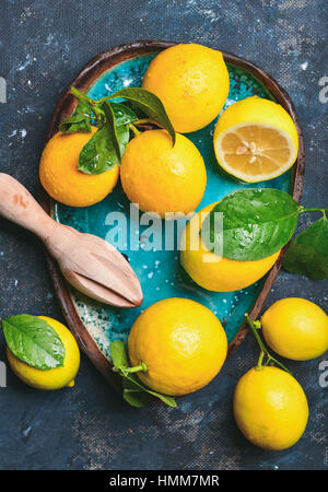 Appena raccolto i limoni con foglie in blu luminoso piastra ceramica Foto Stock