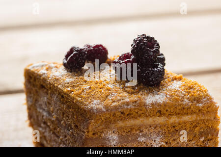 I cookie con blackberry su rustico sfondo di legno Foto Stock