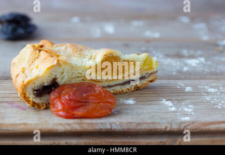 Tradizionale torta fatta in casa con albicocche a secco su sfondo di legno Foto Stock