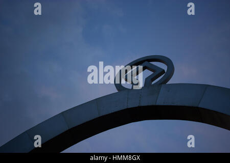 Metal arch silhouette sul cielo blu sullo sfondo Foto Stock