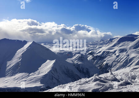 Velocità di volo in inverno pieno di sole montagne. Montagne del Caucaso. La Georgia, regione Gudauri. Foto Stock