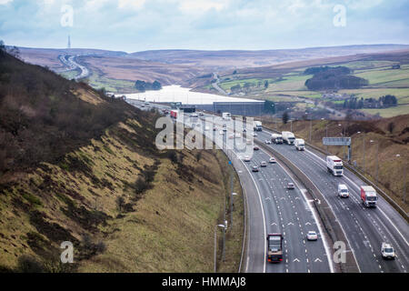 Vista dal ponte Scammonden oltre l'autostrada M62, Scammonden, Kirklees, West Yorkshire Foto Stock