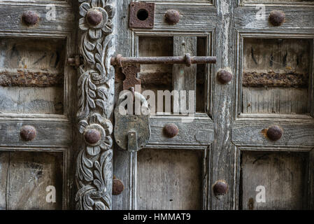 Porta in legno di un edificio nella città di pietra, Zanzibar, Tanzania Foto Stock