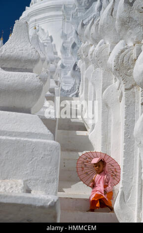 Nun sui gradini della Pagoda Hsinbyume (completato nel 1811) in Mingun, vicino a Mandalay in Myanmar Foto Stock