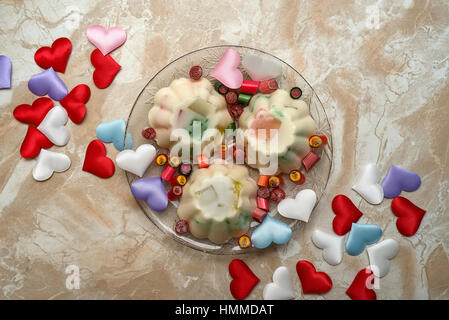Torta e cuori rossi amore scritta confessione Foto Stock