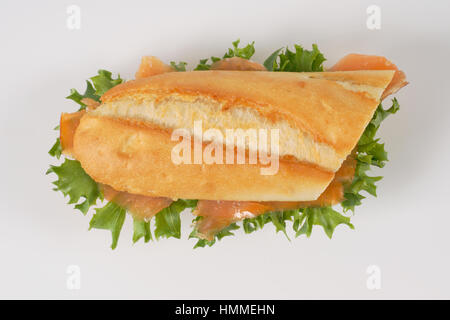 Sandwich con salmone affumicato su sfondo bianco Foto Stock