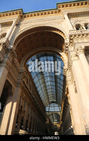 Ingresso alla maestosa galleria dedicata al re d'Italia Vittorio Emanuele II a Milano, Italia Foto Stock