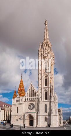 La Chiesa di San Mattia è una chiesa cattolica romana si trova a Budapest, in Ungheria, di fronte al Bastione del Pescatore nel cuore di Buda è il quartiere del castello Foto Stock