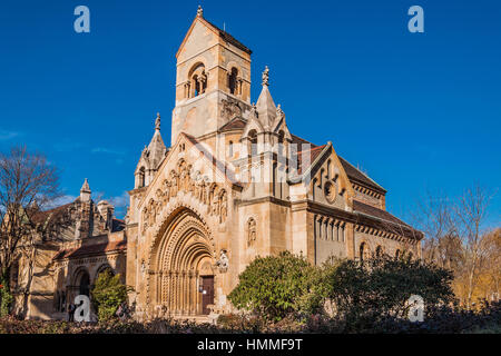 La Cappella di Jak in Castello Vajdahunyad è un funzionamento chiesa cattolica, situato nel parco della città di Budapest, Ungheria. Foto Stock