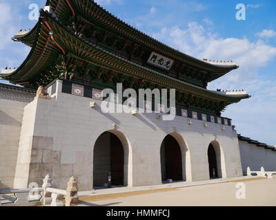 Gwanghwamun Gate è la porta principale del palazzo Gyeongbokgung a Seul, in Corea del Sud. Foto Stock