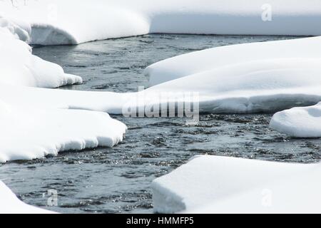 Liberi dal ghiaccio snow-bound fiume di montagna in inverno Foto Stock