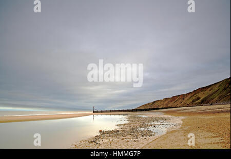 Una vista della spiaggia in inverno ad est di Mundesley-on-Sea, Norfolk, Inghilterra, Regno Unito. Foto Stock